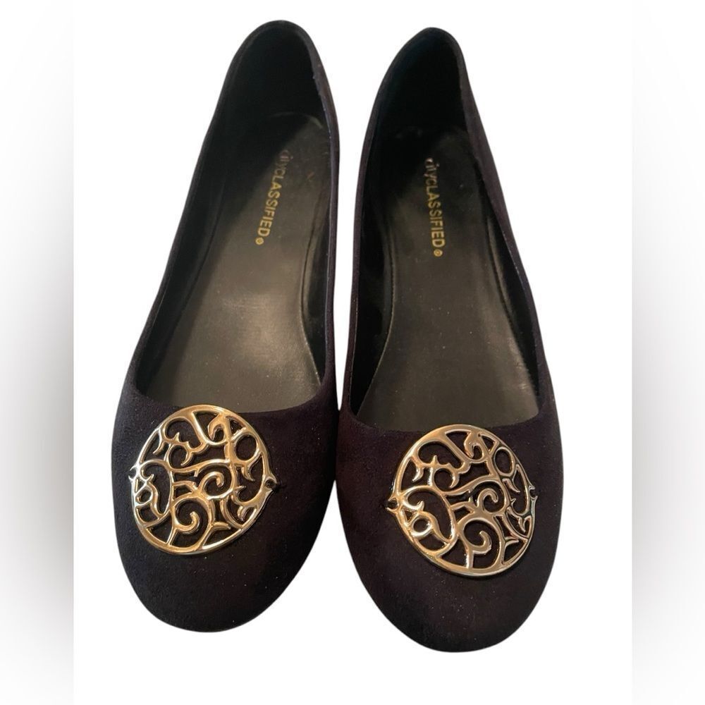 BLACK SUEDE FLAT WITH GOLD SEAL DESIGN,‎ sz 9